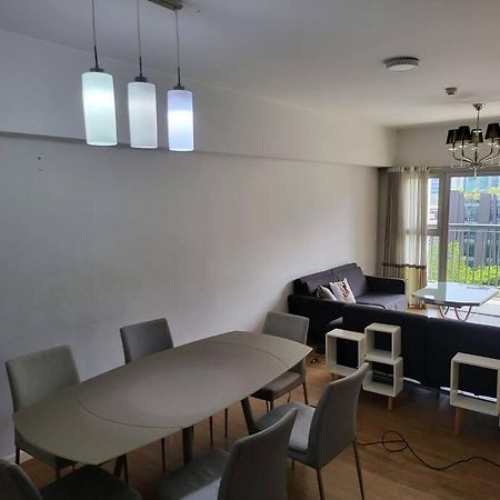 Luxury @ Bgc Sleeps 6 Comfortably Fast Wifi Pool! Apartment Manila Bagian luar foto