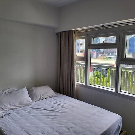 Luxury @ Bgc Sleeps 6 Comfortably Fast Wifi Pool! Apartment Manila Bagian luar foto