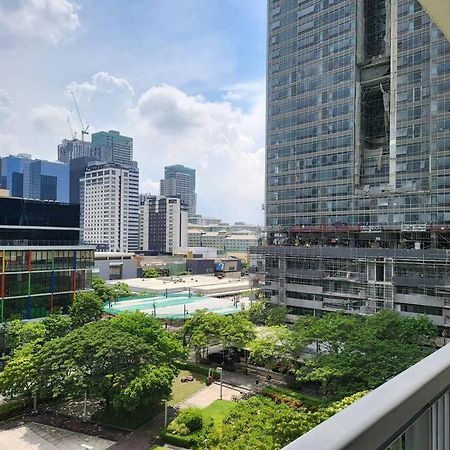 Luxury @ Bgc Sleeps 6 Comfortably Fast Wifi Pool! Apartment Manila Bagian luar foto