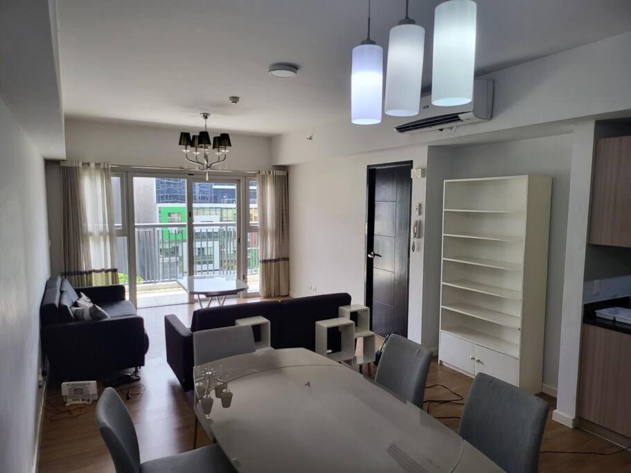 Luxury @ Bgc Sleeps 6 Comfortably Fast Wifi Pool! Apartment Manila Bagian luar foto