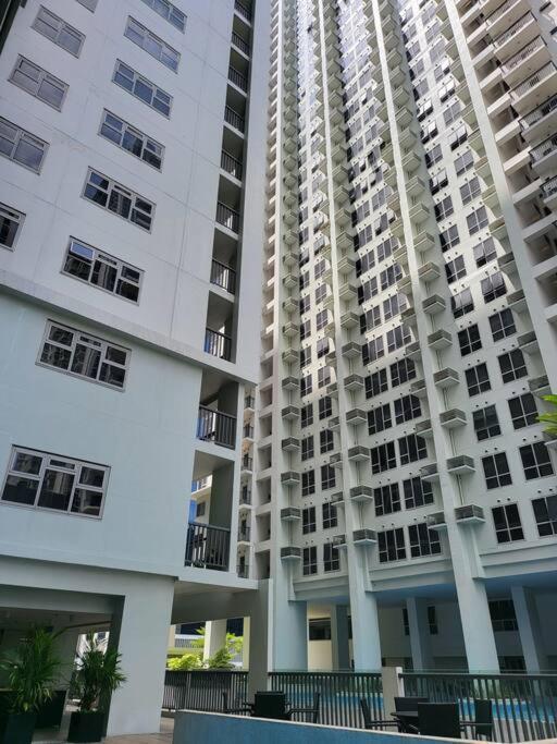 Luxury @ Bgc Sleeps 6 Comfortably Fast Wifi Pool! Apartment Manila Bagian luar foto
