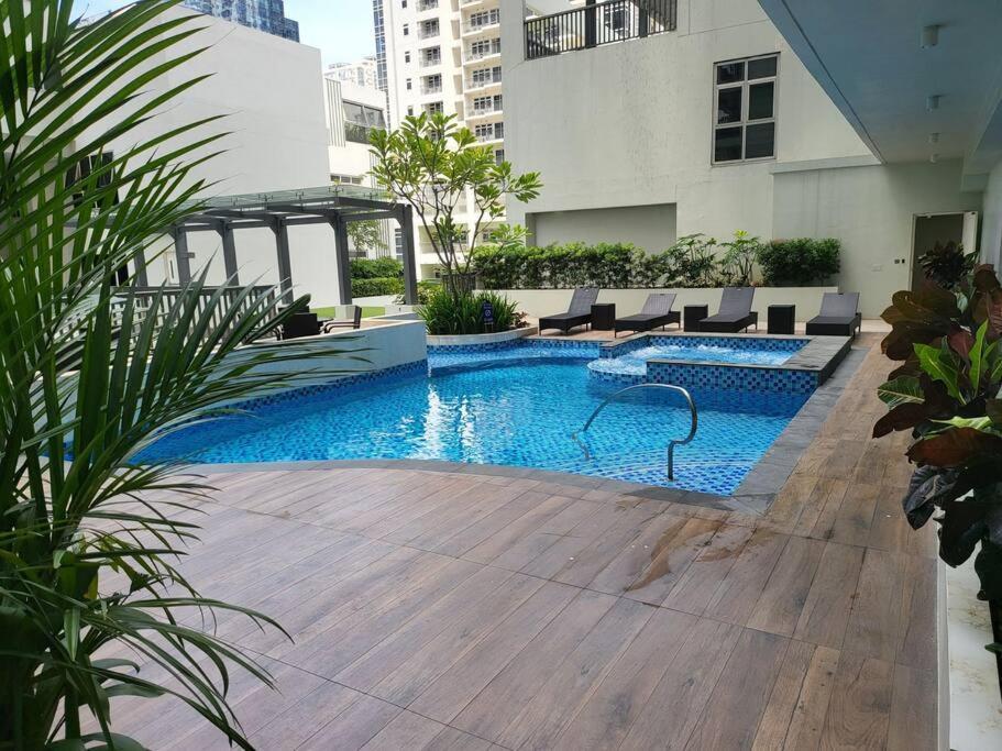 Luxury @ Bgc Sleeps 6 Comfortably Fast Wifi Pool! Apartment Manila Bagian luar foto
