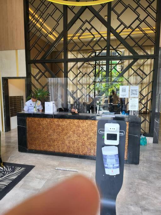 Luxury @ Bgc Sleeps 6 Comfortably Fast Wifi Pool! Apartment Manila Bagian luar foto