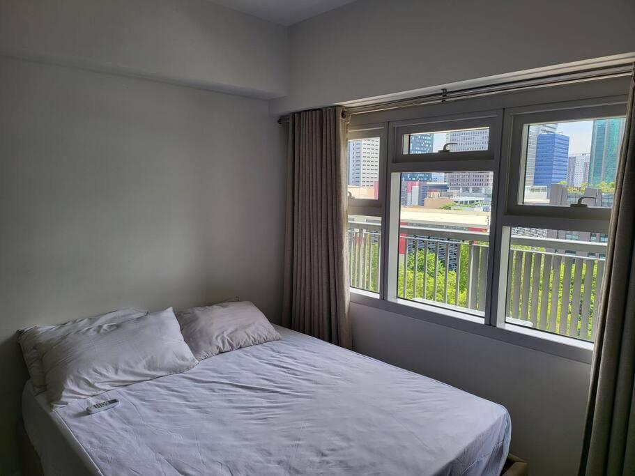 Luxury @ Bgc Sleeps 6 Comfortably Fast Wifi Pool! Apartment Manila Bagian luar foto