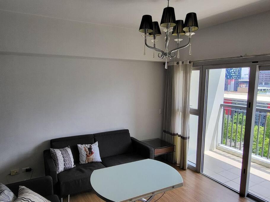 Luxury @ Bgc Sleeps 6 Comfortably Fast Wifi Pool! Apartment Manila Bagian luar foto