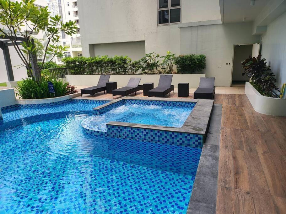 Luxury @ Bgc Sleeps 6 Comfortably Fast Wifi Pool! Apartment Manila Bagian luar foto