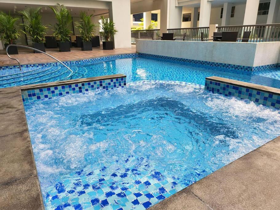 Luxury @ Bgc Sleeps 6 Comfortably Fast Wifi Pool! Apartment Manila Bagian luar foto