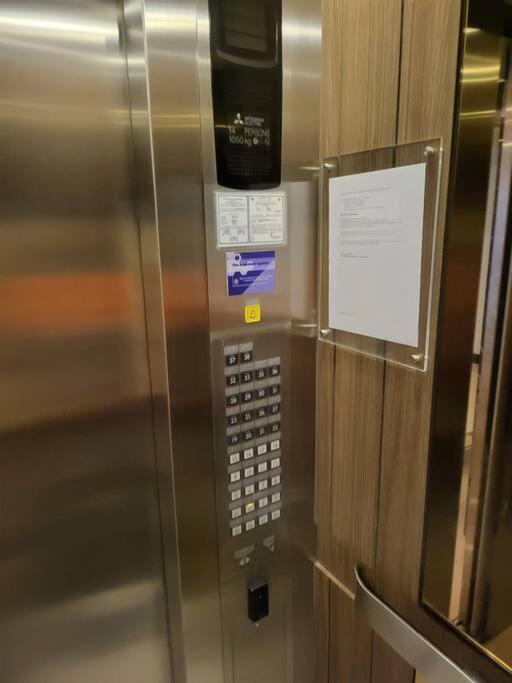 Luxury @ Bgc Sleeps 6 Comfortably Fast Wifi Pool! Apartment Manila Bagian luar foto