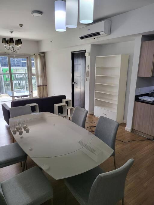 Luxury @ Bgc Sleeps 6 Comfortably Fast Wifi Pool! Apartment Manila Bagian luar foto