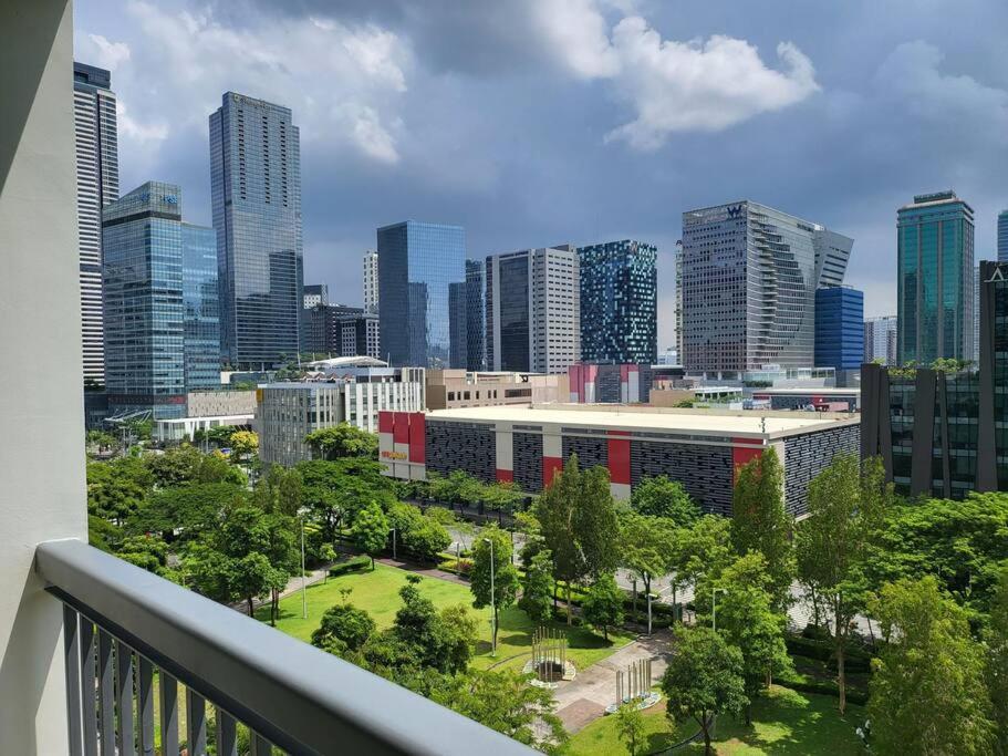 Luxury @ Bgc Sleeps 6 Comfortably Fast Wifi Pool! Apartment Manila Bagian luar foto