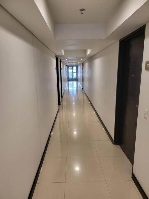 Luxury @ Bgc Sleeps 6 Comfortably Fast Wifi Pool! Apartment Manila Bagian luar foto
