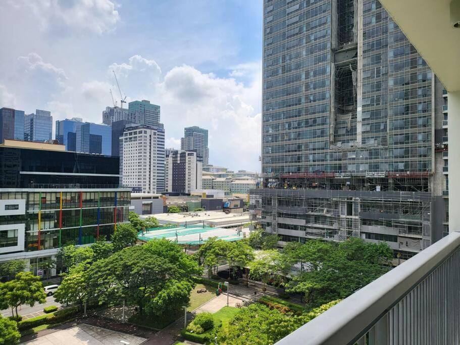 Luxury @ Bgc Sleeps 6 Comfortably Fast Wifi Pool! Apartment Manila Bagian luar foto