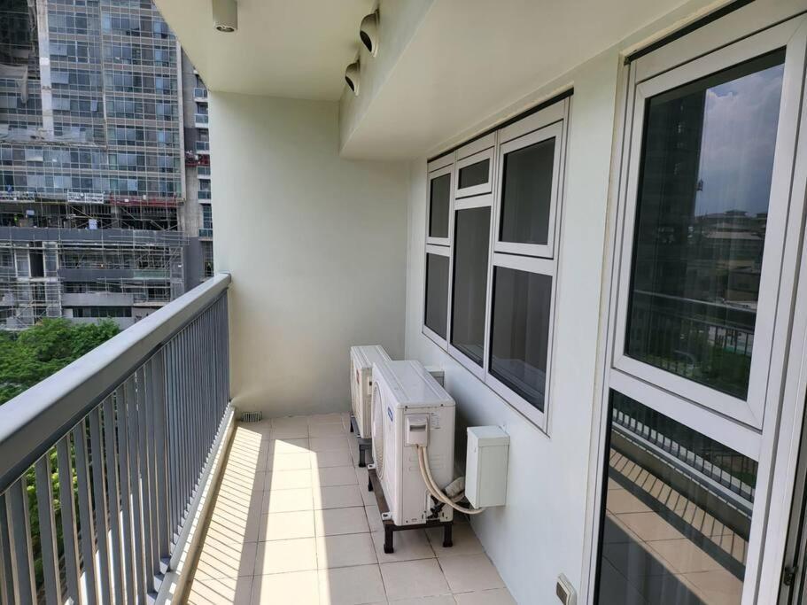 Luxury @ Bgc Sleeps 6 Comfortably Fast Wifi Pool! Apartment Manila Bagian luar foto