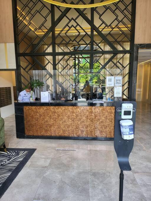 Luxury @ Bgc Sleeps 6 Comfortably Fast Wifi Pool! Apartment Manila Bagian luar foto