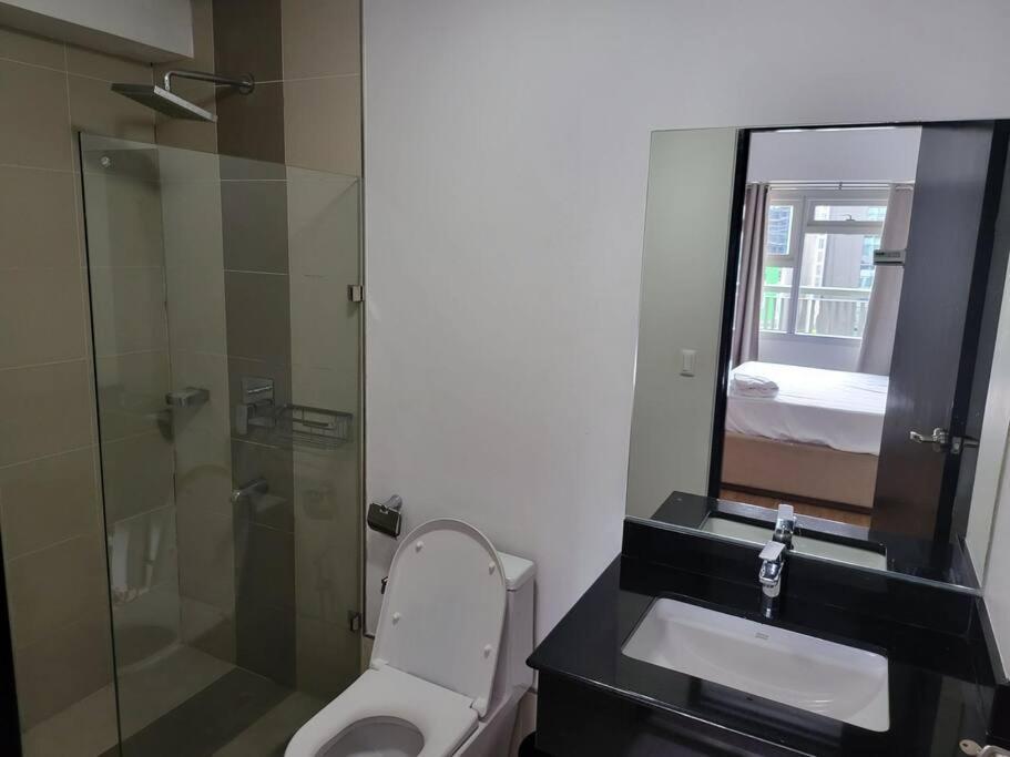 Luxury @ Bgc Sleeps 6 Comfortably Fast Wifi Pool! Apartment Manila Bagian luar foto