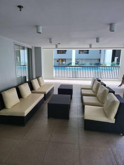 Luxury @ Bgc Sleeps 6 Comfortably Fast Wifi Pool! Apartment Manila Bagian luar foto