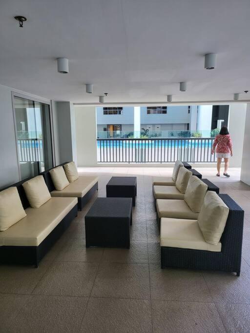 Luxury @ Bgc Sleeps 6 Comfortably Fast Wifi Pool! Apartment Manila Bagian luar foto