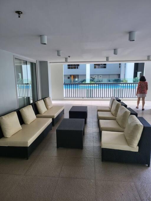 Luxury @ Bgc Sleeps 6 Comfortably Fast Wifi Pool! Apartment Manila Bagian luar foto