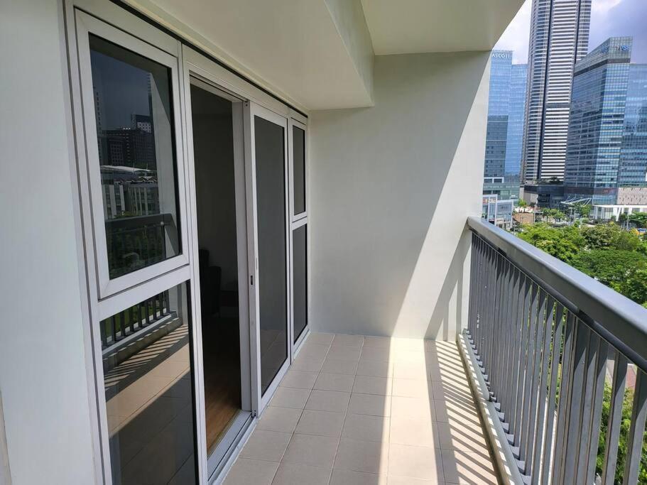 Luxury @ Bgc Sleeps 6 Comfortably Fast Wifi Pool! Apartment Manila Bagian luar foto