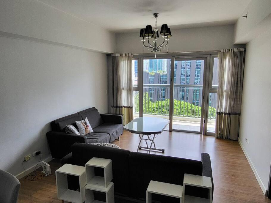 Luxury @ Bgc Sleeps 6 Comfortably Fast Wifi Pool! Apartment Manila Bagian luar foto