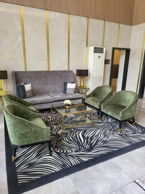 Luxury @ Bgc Sleeps 6 Comfortably Fast Wifi Pool! Apartment Manila Bagian luar foto
