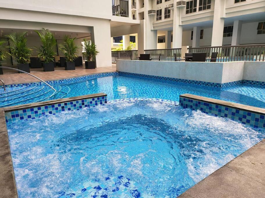 Luxury @ Bgc Sleeps 6 Comfortably Fast Wifi Pool! Apartment Manila Bagian luar foto