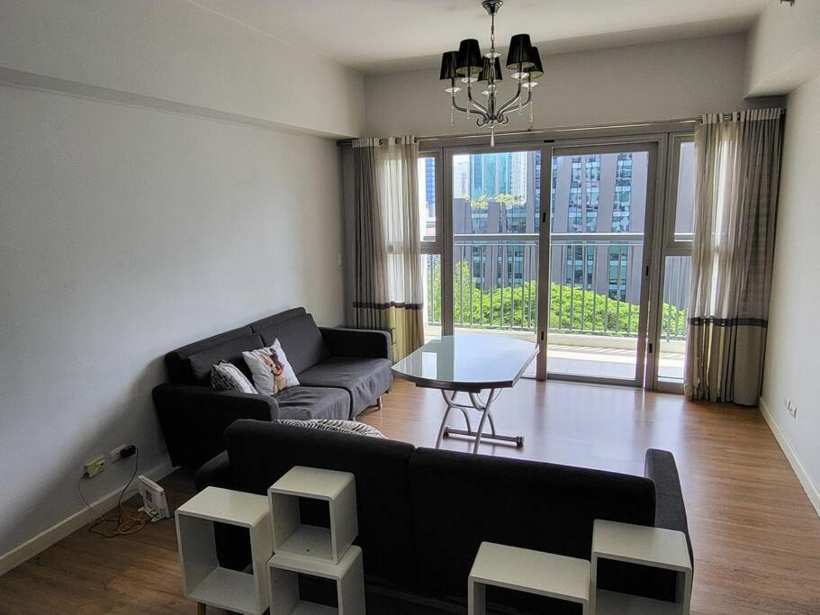 Luxury @ Bgc Sleeps 6 Comfortably Fast Wifi Pool! Apartment Manila Bagian luar foto