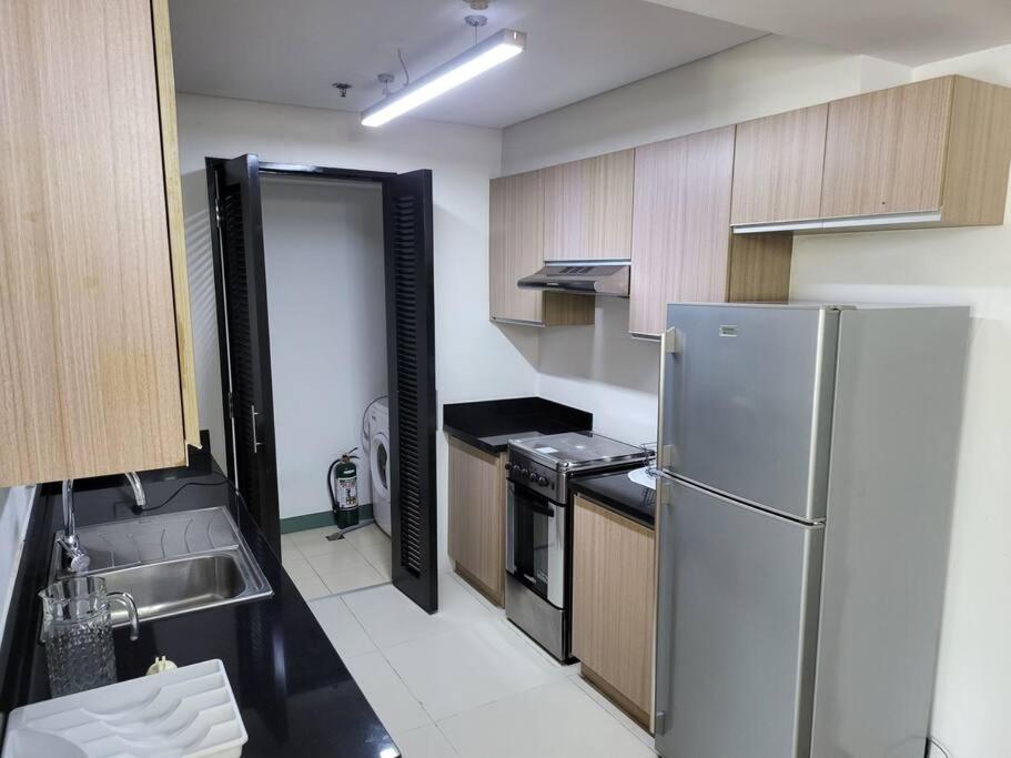 Luxury @ Bgc Sleeps 6 Comfortably Fast Wifi Pool! Apartment Manila Bagian luar foto
