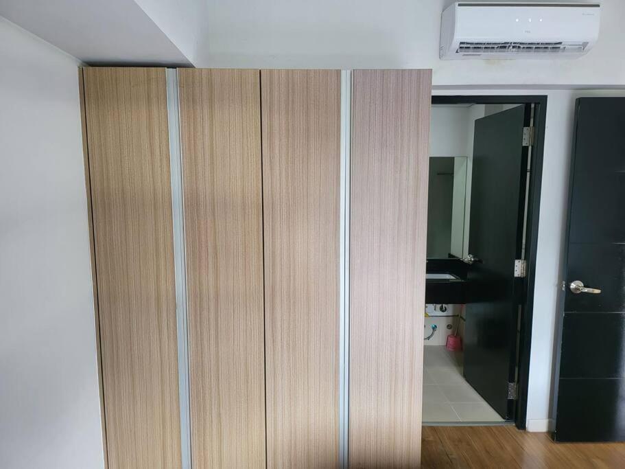 Luxury @ Bgc Sleeps 6 Comfortably Fast Wifi Pool! Apartment Manila Bagian luar foto