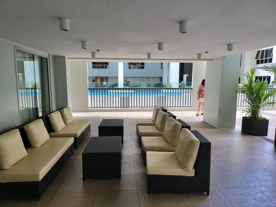 Luxury @ Bgc Sleeps 6 Comfortably Fast Wifi Pool! Apartment Manila Bagian luar foto