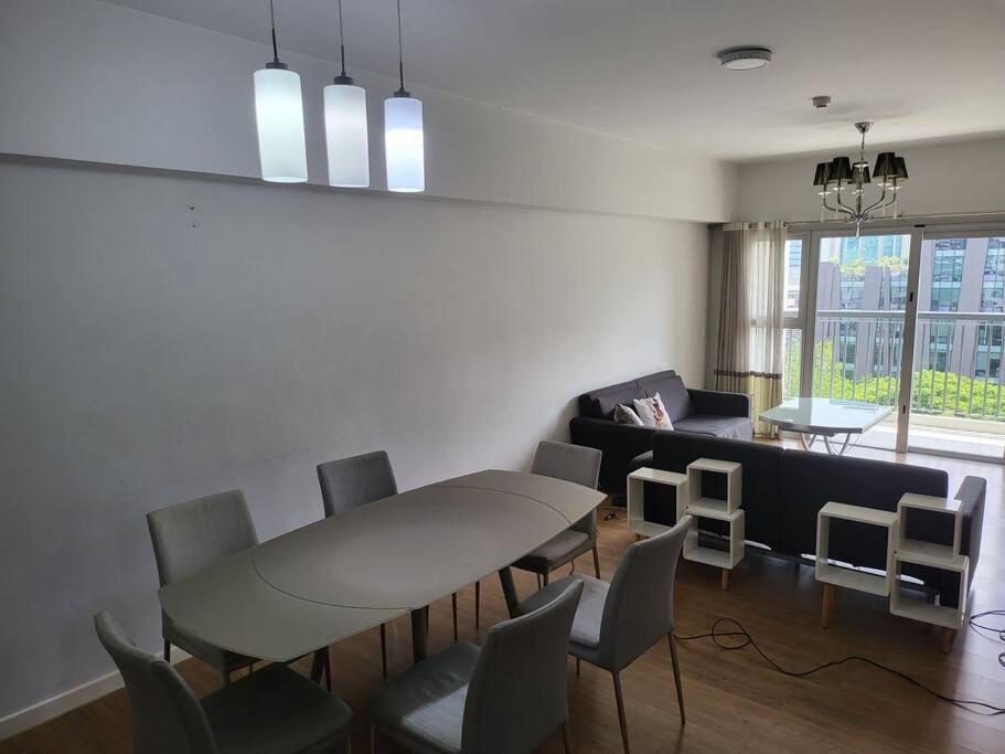 Luxury @ Bgc Sleeps 6 Comfortably Fast Wifi Pool! Apartment Manila Bagian luar foto