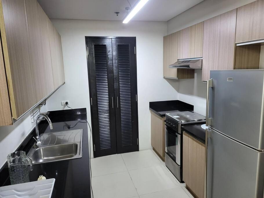 Luxury @ Bgc Sleeps 6 Comfortably Fast Wifi Pool! Apartment Manila Bagian luar foto