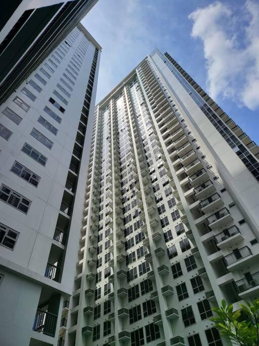 Luxury @ Bgc Sleeps 6 Comfortably Fast Wifi Pool! Apartment Manila Bagian luar foto