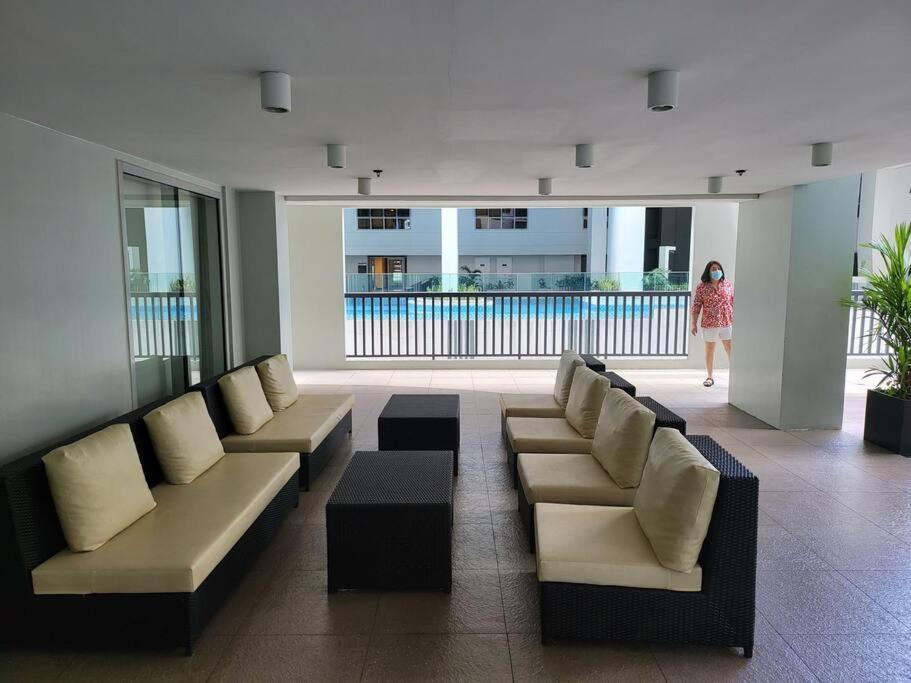 Luxury @ Bgc Sleeps 6 Comfortably Fast Wifi Pool! Apartment Manila Bagian luar foto