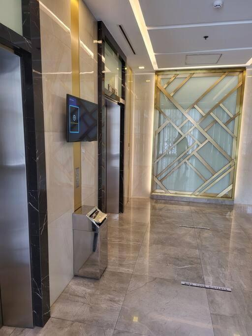 Luxury @ Bgc Sleeps 6 Comfortably Fast Wifi Pool! Apartment Manila Bagian luar foto